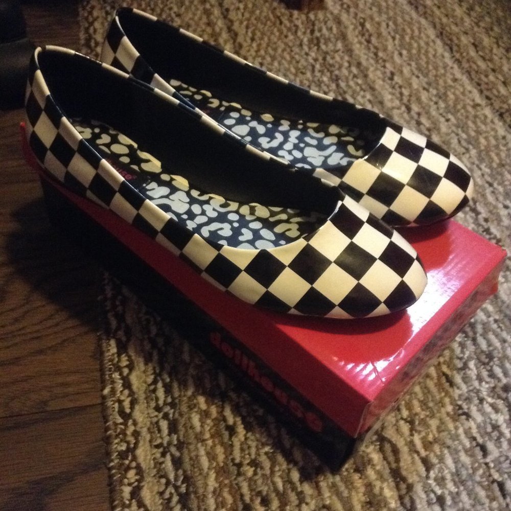 Dollhouse 7.5 black and white checkerboard ballet flats